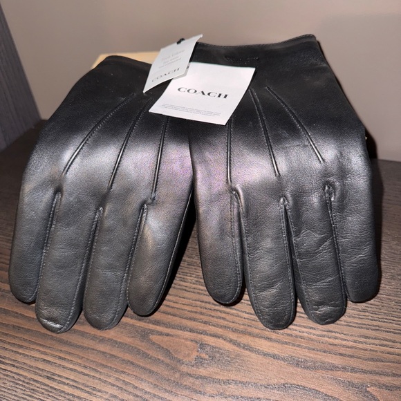 NWT Coach Women’s Tech Gloves in Large - Picture 1 of 3